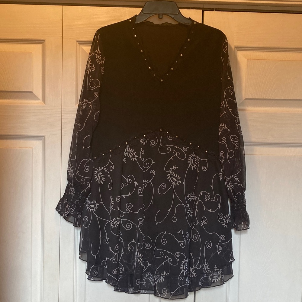 Black frilly dress, size XL.